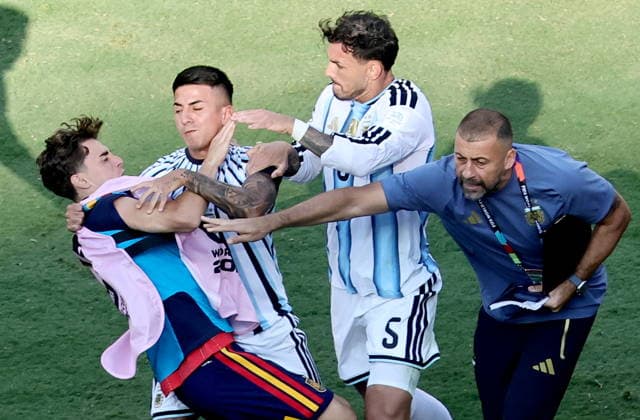 Fußball, Leandro Paredes nach Prügelei im WM-Finale für zehn Spiele geperrt, Archivbilder
