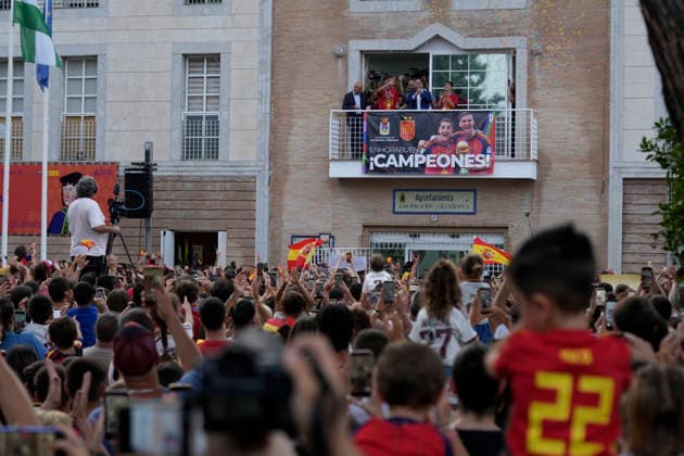 Fußball, FIFA WM 2026, Nationalteam Spanien, Weltmeister Gavi und Fabian Ruiz lassen sich in Sevilla feiern