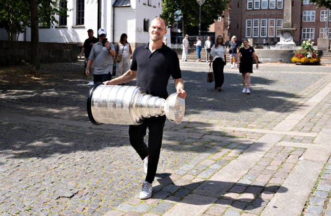 Eishockey, Nikolaj Ehlers von den Carolina Hurricanes mit dem Stanley Cup in Aalborg