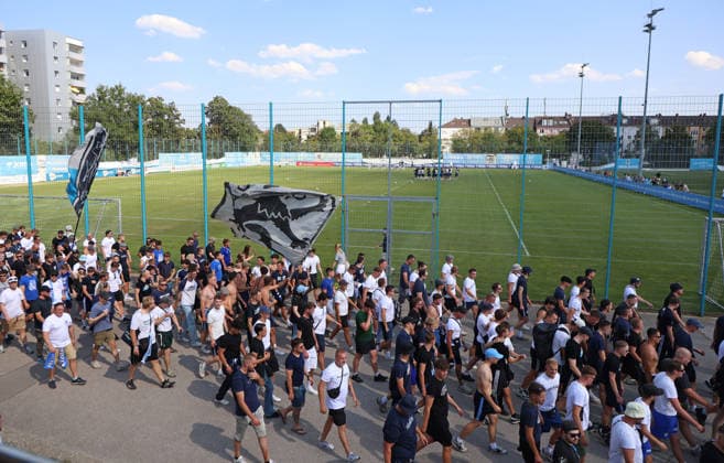 Fußball, RL Bayern, TSV 1860 München, Aufmarsch der Ultras am Trainingsgelände