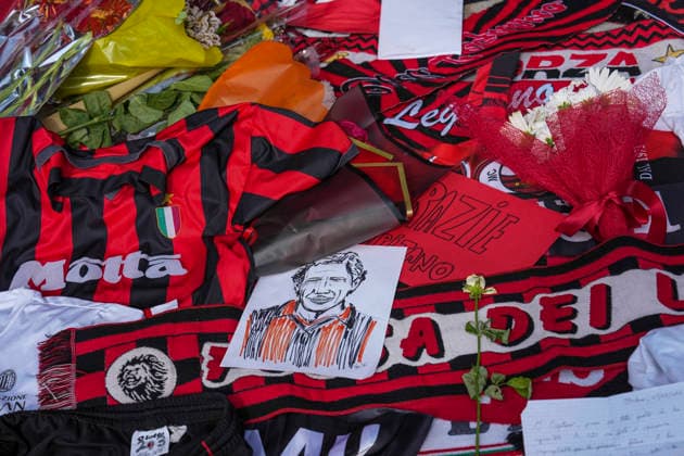 Fußball, Italien, Trauer um Franco Baresi vor dem Hauptquartier des AC Mailand