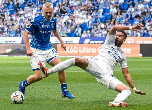 Fußball, Russland, Dynamo Moskau - FK Dynamo Machatschkala, Alexander Owetchkin auf der Tribüne