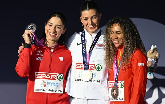 Leichtathletik, EM in Birmingham, 100m, Frauen, Medaillenzeremonie mit Europameisterin Amy Hunt