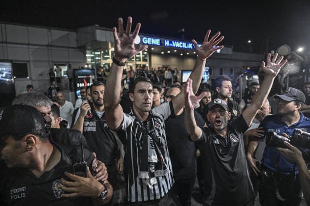 Fußball, Türkei, Besiktas Istanbul, Dusan Vlahovic wird von den Fans empfangen