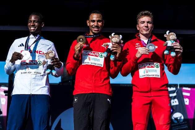 Leichtathletik, EM in Birmingham, Männer, 110m Hürden, Medaillenzeremonie mit Europameister Jason Joseph