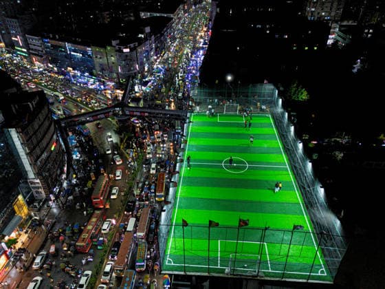 Fußball, Fußballplatz auf einem Dach in Dhaka, Bangladesch