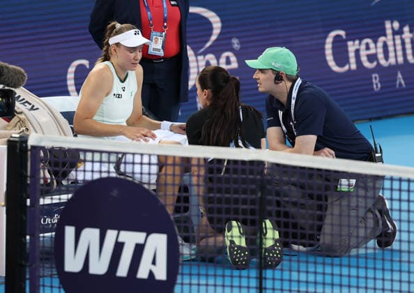 Tennis, WTA-Turnier in Cincinnati, Rybakina muss verletzt gegen Swiatek aufgeben