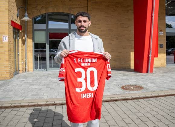 Fußball, 1. BL, 1. FC Union Berlin, Kastriot Imeri vor der Geschäftsstelle