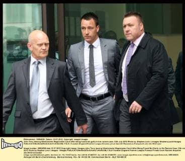 Fussball, England, John Terry vom Rassismusvorwurf freigesprochen