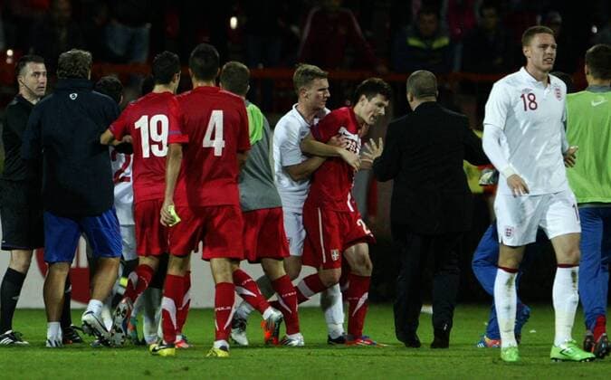 Fussball, U21 EM Quali, Serbien - England, Englands U21 beleidigt und attackiert