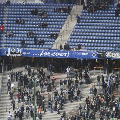 Fussball, 1. BL, Banner ueberdecken die kaputte Bundesligauhr des HSV