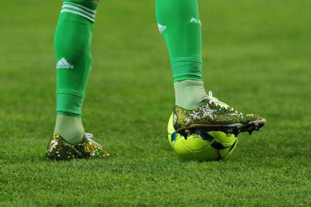 Fussball, Frankreich, Aubameyang von Saint-Etienne erwaermt sich mit Schuhen mit Swarovski-Kristallen