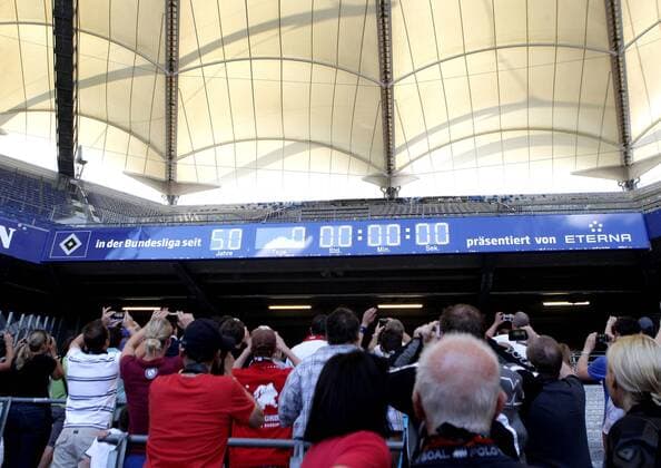 Fussball, 1. BL, Stadionuhr des HSV zeigt 50 Jahre Bundesliga an