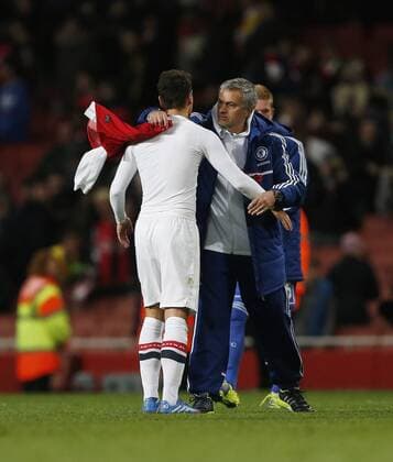 Fussball, England, Arsenal - Chelsea, Mesut Oezil schenkt seinem Ex Coach Mourinho Arsenal Trikot