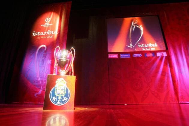 Fußball, Der Champions League Pokal ist im Endspielort Istanbul eingetroffen