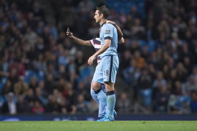 Fussball, England, Premier League, Frank Lampard macht ein Selfie mit einem Fan