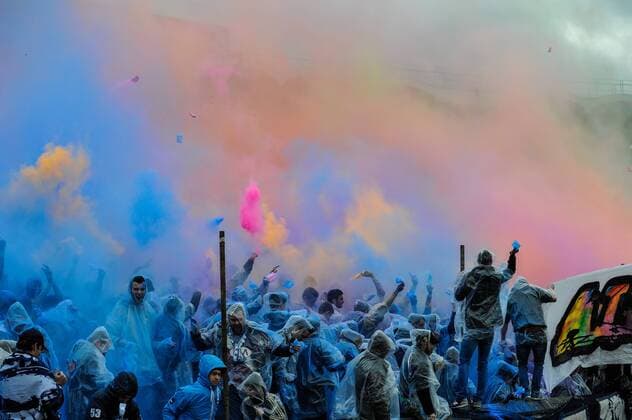 Fußball, Frankreich, Ligue 1, Farbenfestival im Fanblock