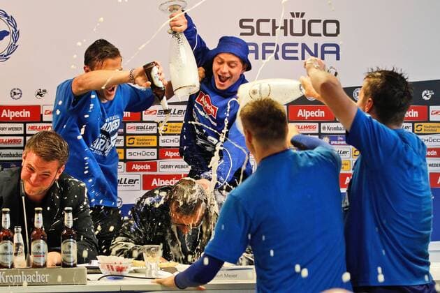 Fußball, 3. Liga, Bielefelds Trainer Meier bekommt Bierdusche bei Pressekonferenz nach Aufstieg in die 2. Bundesliga