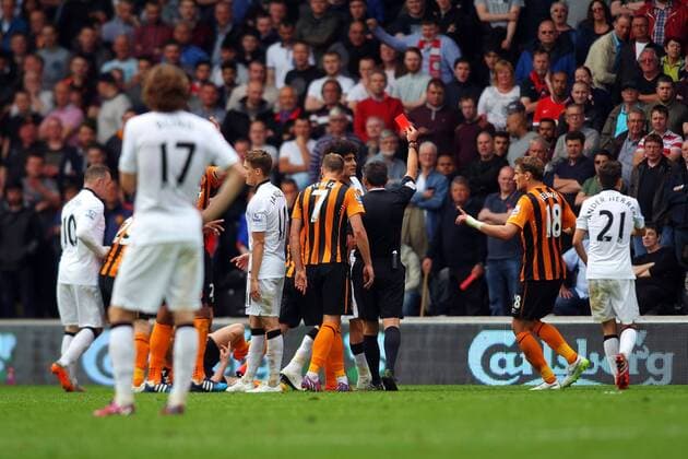 Fußball, England, Premier League, Hull City - Manchester United, Rote Karte für Marouane Fellaini nach groben Foulspiel an Paul McShane