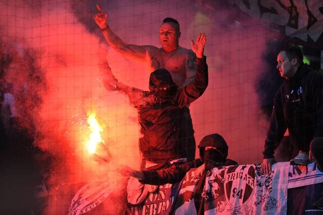 Fußball, Bundesliga-Relegation, Hamburger SV - Karlsruher SC, Pyrotechnik im Karlsruher Fanblock