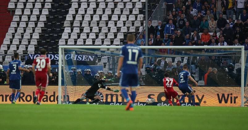 Fußball, Relegation, Karlsruher SC - Hamburger SV, Bundesligadino HSV schafft erneut den Klassenerhalt