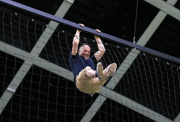 Fußball, EM Quali, England Fan erklimmt Ballfangnetz
