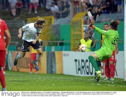 Fußball, DFB-Pokal, SV Elversberg - FC Augsburg, Elversberg führt 1:0 gegen den Bundesligisten
