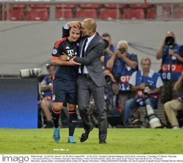 Fußball, Champions League, Pep Guardiola und Mario Götze nach dem Spiel in Piräus