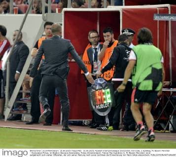 Fußball, Champions League, Pep Guardiola drängt vierten Offiziellen bei Einwechslung von Götze zur Eile