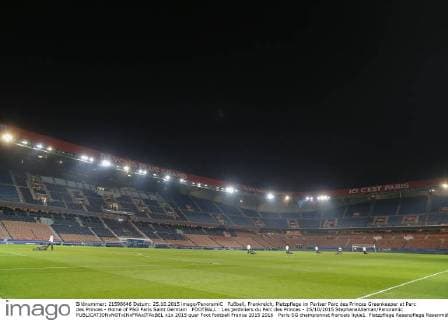 Fußball, Frankreich, Platzpflege im Pariser Parc des Princes
