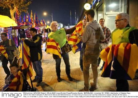 Fußball, Champions League, in Barcelona werden vor dem Stadion katalanische Flaggen verteilt