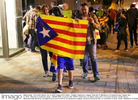 Fußball, Champions League, Fans des FC Barcelona mit katalanischen Flaggen
