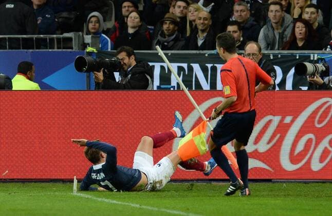 Fußball, Länderspiel, Frankreich - Deutschland, Griezmann bricht Eckfahne ab