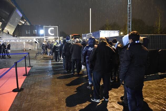 Fußball, Champions League, Zuschauer in Malmö stehen wegen verschärfter Kontrollen vor dem Stadion im Regen