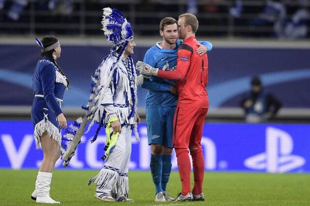 Fußball, Champions League, Indianer und Squaw feiern mit Spielern von KAA Gent