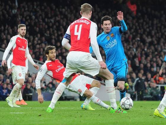 Fußball, Champions League, FC Arsenal - FC Barcelona, Flamini bringt Messi im Strafraum zu Fall