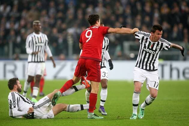 Fußball, Champions League, Juventus Turin - FC Bayern München, Mandzukic und Lewandowski Kopf-an-Kopf