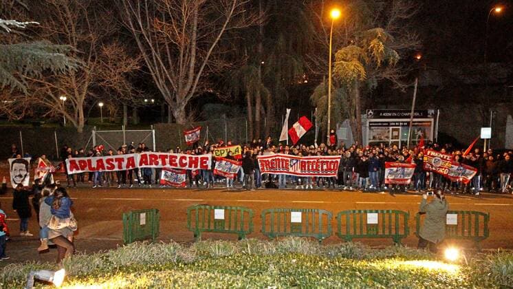 Fußball, Champions League, Fans von Atletico Madrid empfangen Mannschaftsbus