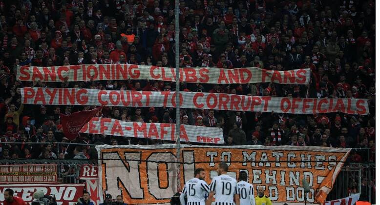 Fußball, Champions League, Bayern München Fans protestieren gegen die UEFA