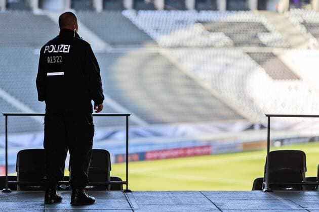 Fußball, Strenge Sicherheitskontrollen vor dem Spiel Deutschland - England in Berlin