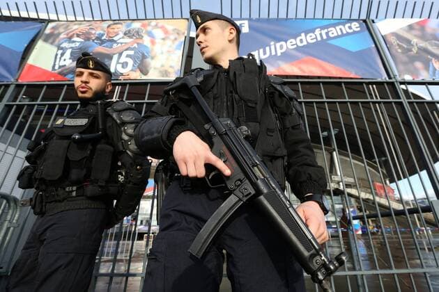 Fußball, Frankreich - Russland in Paris, Strenge Sicherheitskontrollen vor dem Stade de France