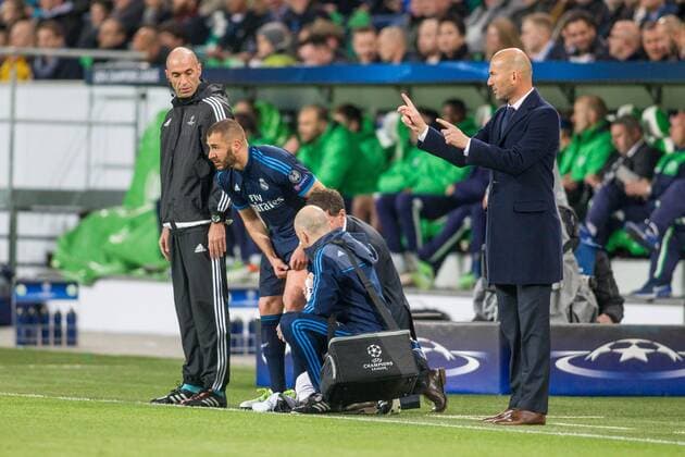 Fußball, Champions League, Karim Benzema wird verletzt ausgewechselt, VfL Wolfsburg - Real Madrid