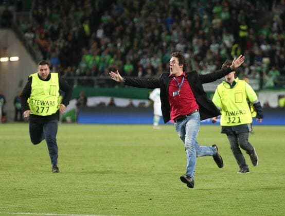Fußball, Champions League, VfL Wolfsburg - Real Madrid, Flitzer auf dem Spielfeld