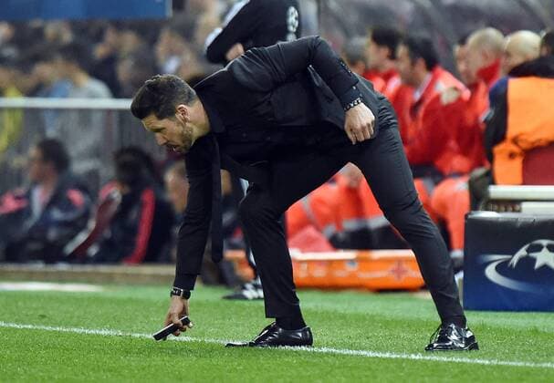 Fußball, Champions League, Diego Simeone verliert sein Mobiltelefon, Atletico Madrid - Bayern München