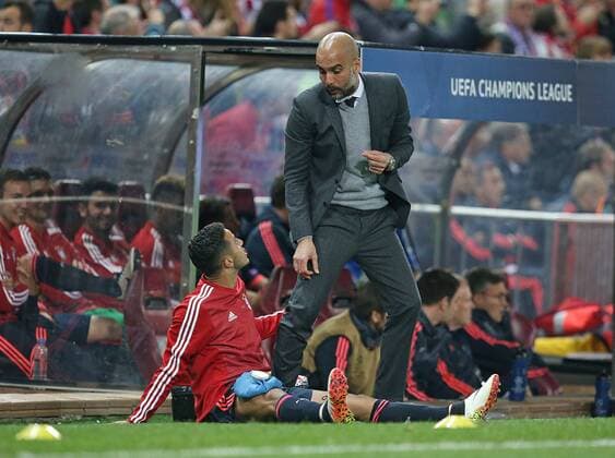 Fußball, Champions League, Pep Guardiola und Thiago am Spielfeldrand, Atletico Madrid - Bayern München