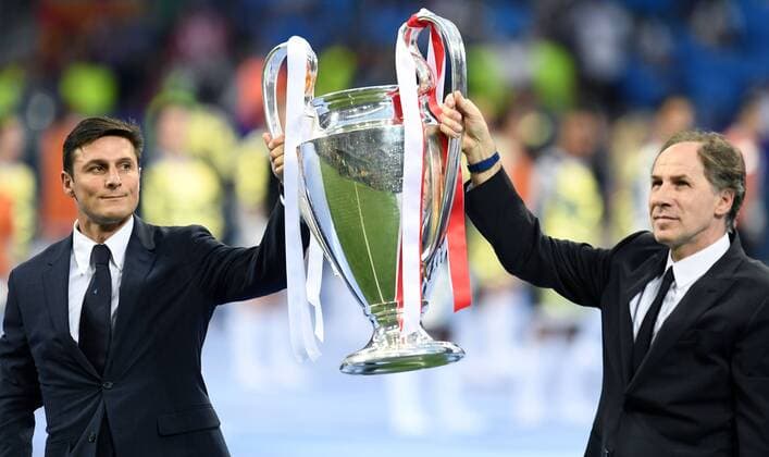 Fußball, Champions League Finale, Javier Zanetti und Franco Baresi präsentieren die Trophäe