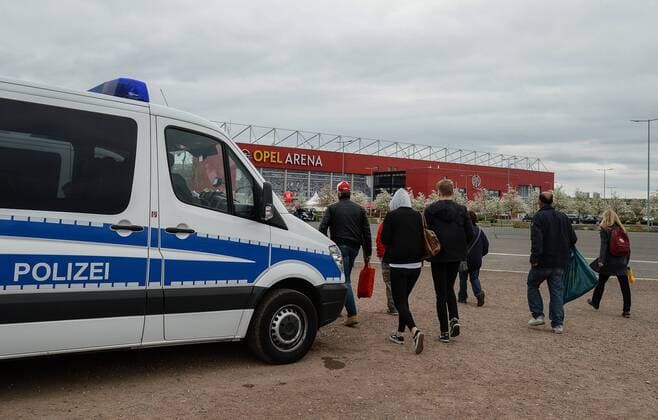 Fußball, Erhöhte Sicherheitsmaßnahmen am Rande der Bundesligaspiele