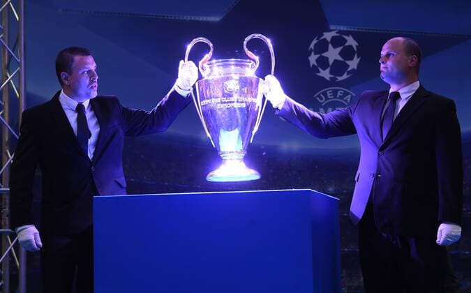 Fußball, Champions League Trophäe in Prag