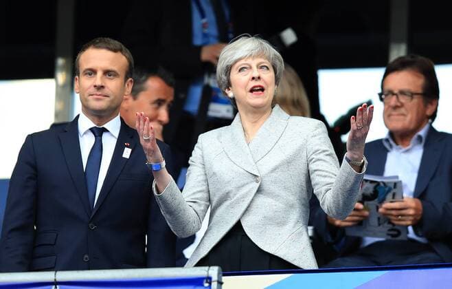 Fußball, Frankreich - England, Macron und May auf der Tribüne