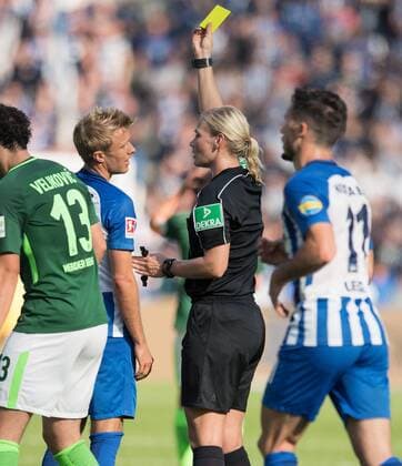 Fußball, Schiedsrichterin Bibiana Steinhaus in ihrem ersten Einsatz in der Bundesliga